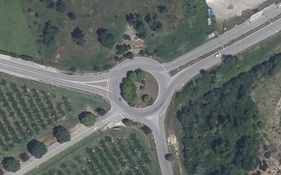 Vue aérienne du Rond-point anonyme n°160954578
