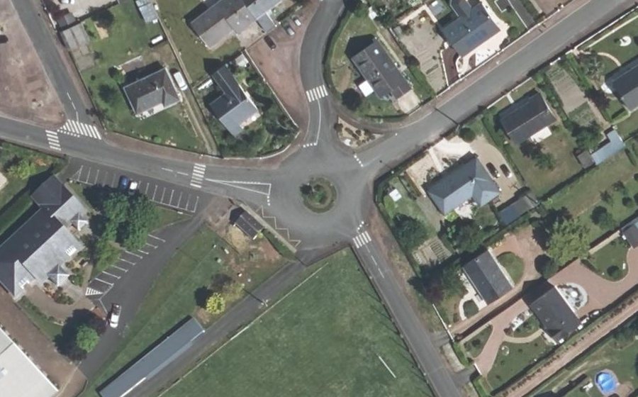 Vue aérienne du Rond-point anonyme n°160973866