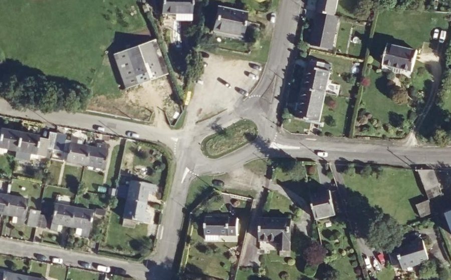 Vue aérienne du Rond-point anonyme n°160998547