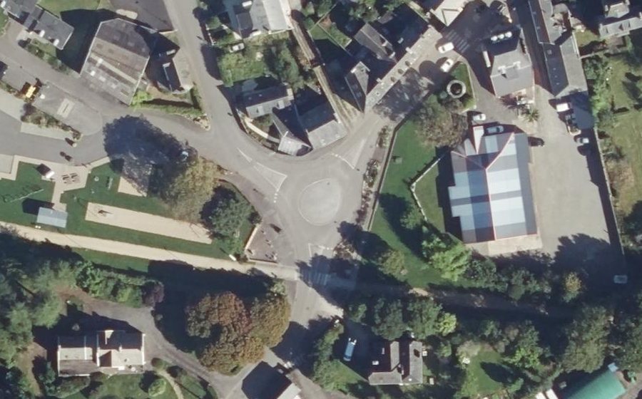 Vue aérienne du Rond-point anonyme n°160998577