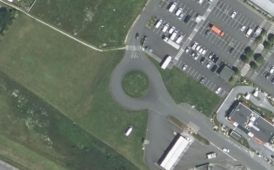 Vue aérienne du Rond-point anonyme n°161037649