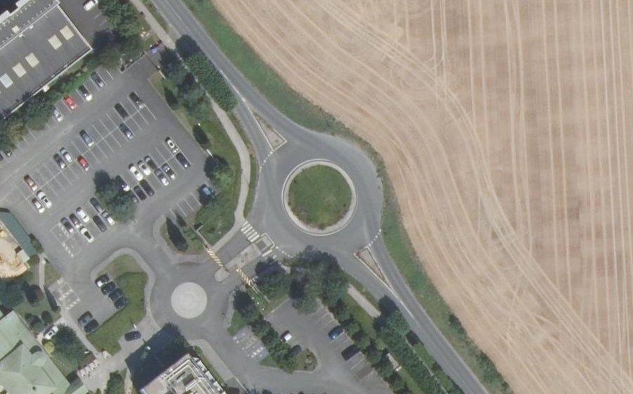 Vue aérienne du Rond-point anonyme n°161046600