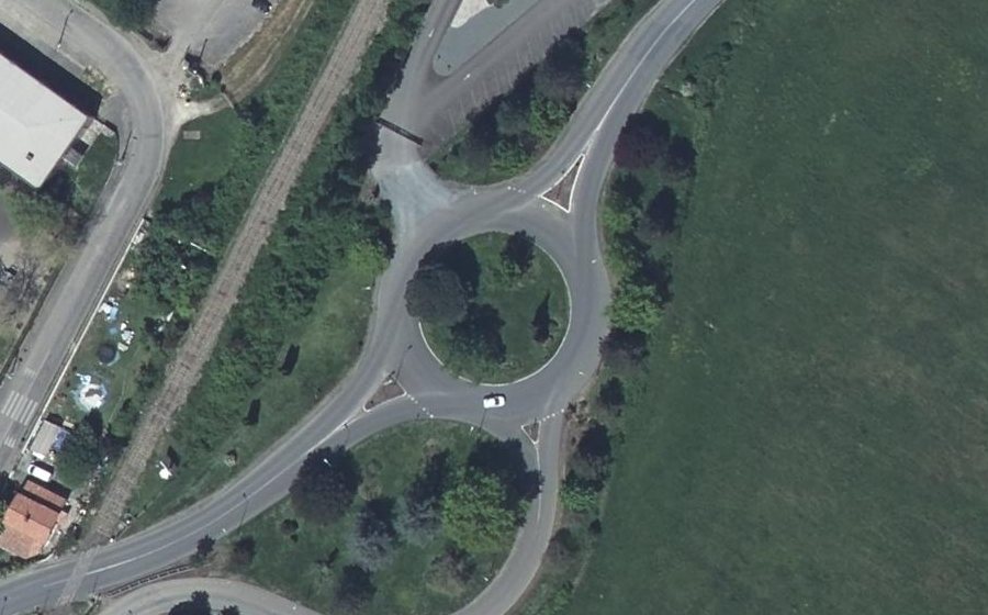 Vue aérienne du Rond-point anonyme n°161049618