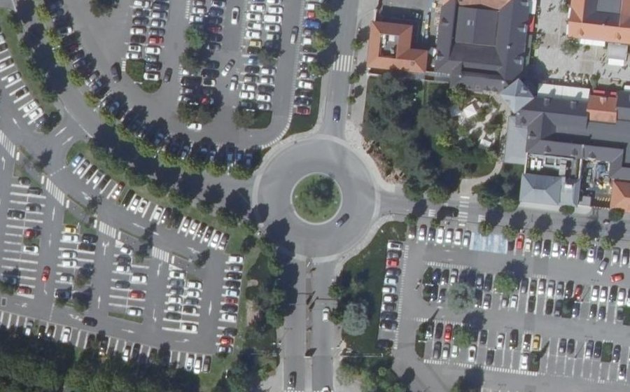 Vue aérienne du Rond-point anonyme n°161060439