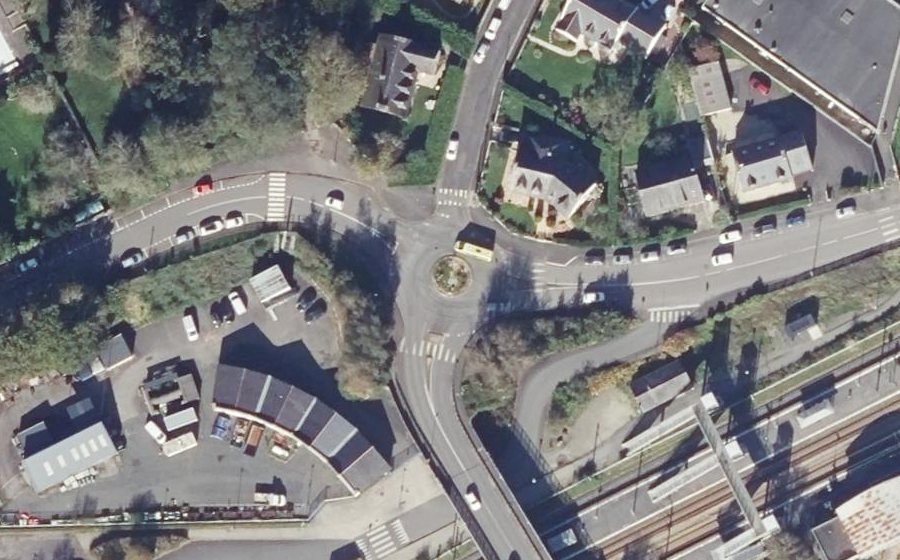 Vue aérienne du Rond-point anonyme n°161084729
