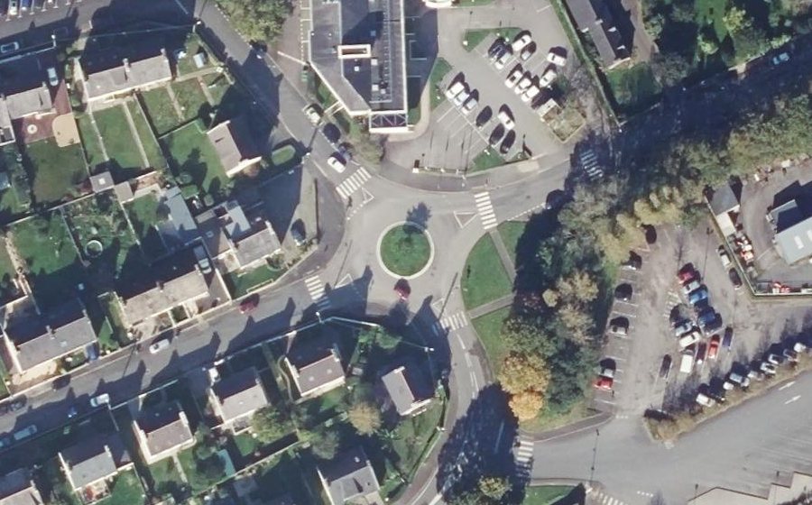Vue aérienne du Rond-point anonyme n°161084733