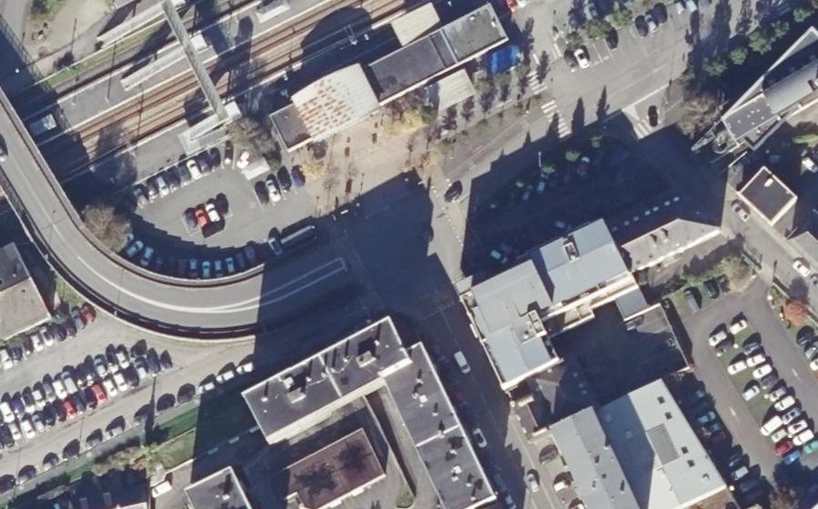 Vue aérienne du Rond-point anonyme n°161084736