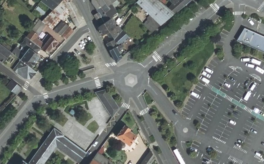 Vue aérienne du Rond-point anonyme n°161091459