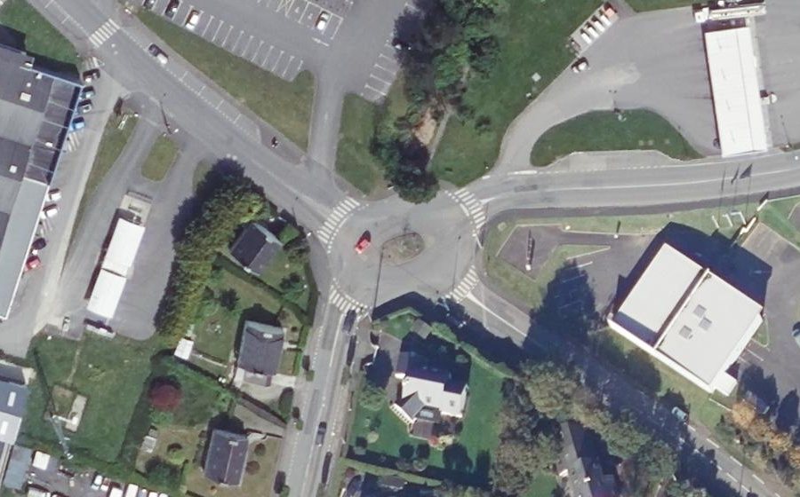 Vue aérienne du Rond-point anonyme n°161097639