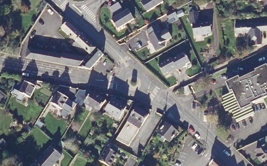 Vue aérienne du Rond-point anonyme n°161097645