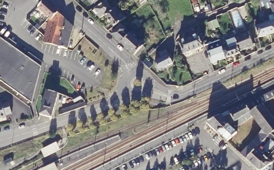 Vue aérienne du Rond-point anonyme n°161097652