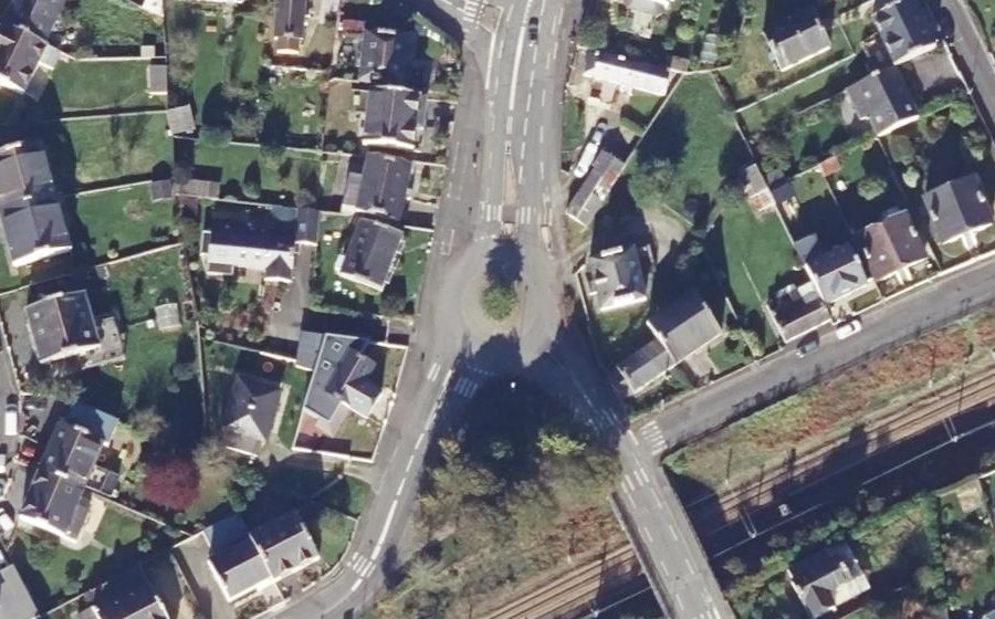 Vue aérienne du Rond-point anonyme n°161097673