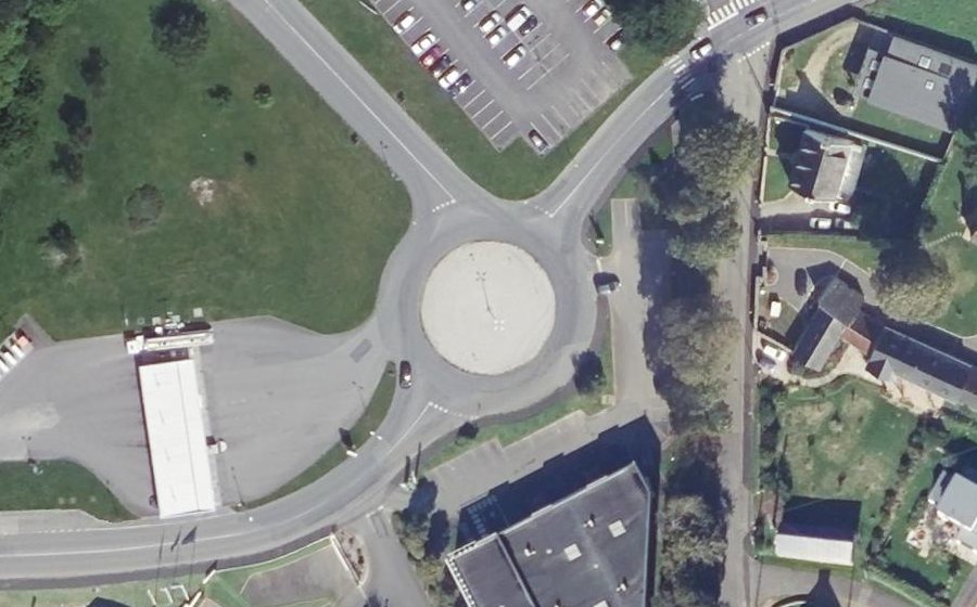 Vue aérienne du Rond-point anonyme n°161097688
