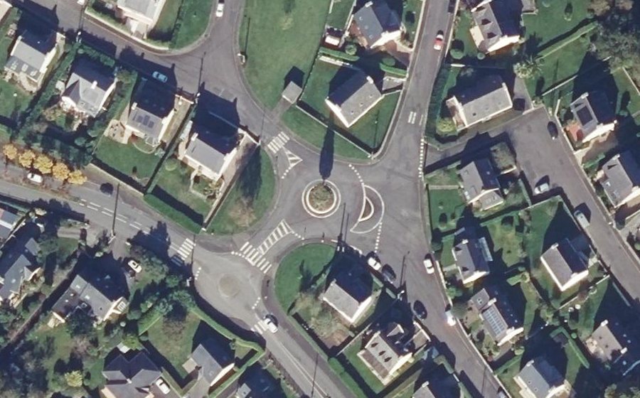 Vue aérienne du Rond-point anonyme n°161097711