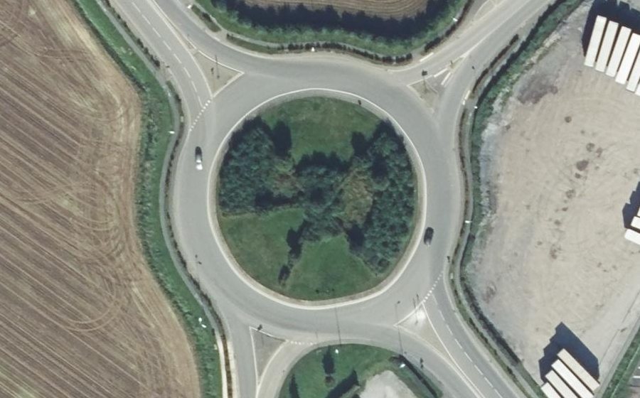 Vue aérienne du Rond-point anonyme n°161148647