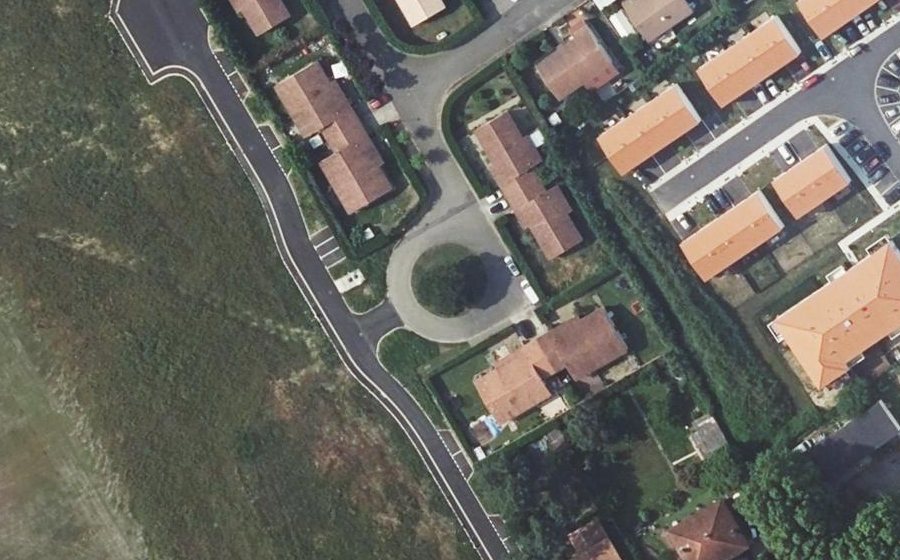 Vue aérienne du Rond-point anonyme n°161161530
