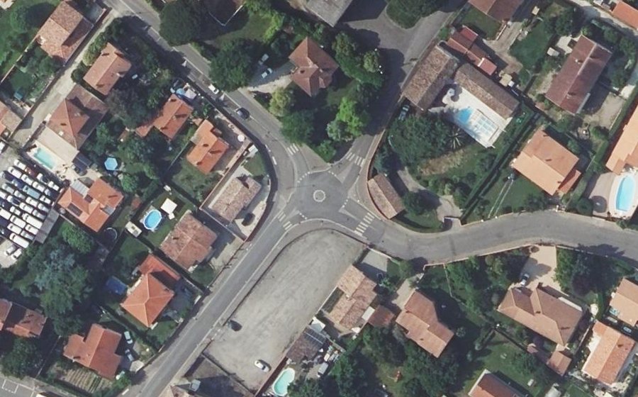 Vue aérienne du Rond-point anonyme n°161167941