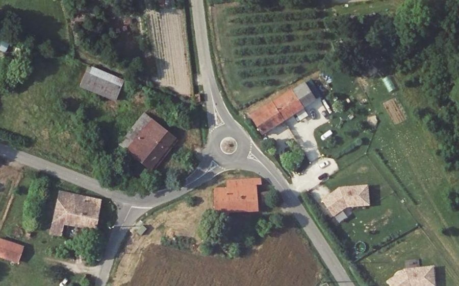 Vue aérienne du Rond-point anonyme n°161176857