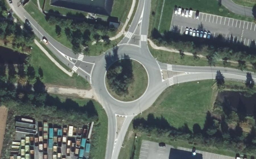Vue aérienne du Rond-point anonyme n°161187528