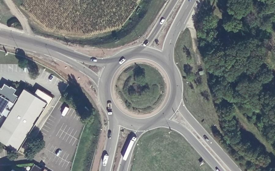 Vue aérienne du Rond-point anonyme n°161209731