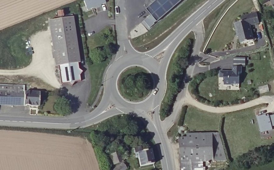 Vue aérienne du Rond-point anonyme n°161228655