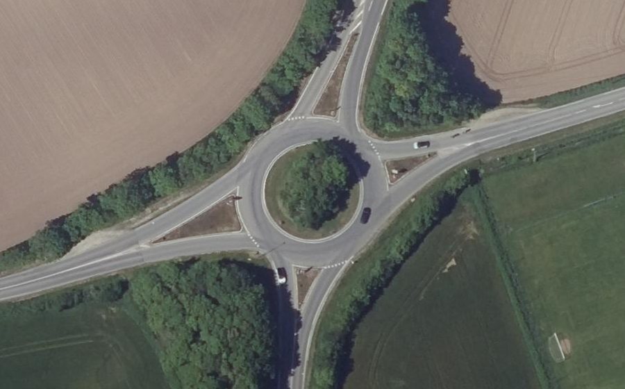 Vue aérienne du Rond-point anonyme n°161229675
