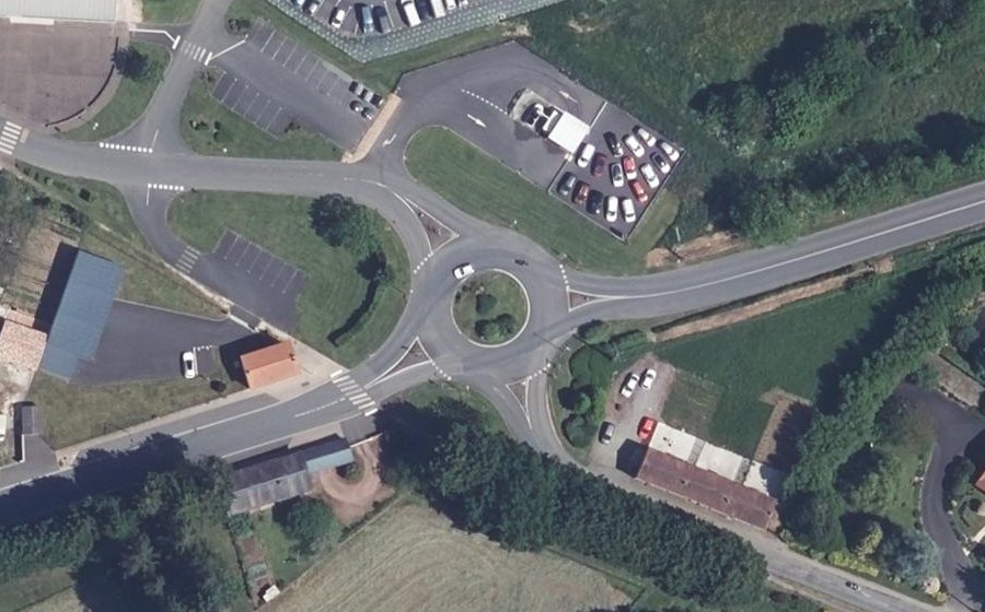 Vue aérienne du Rond-point anonyme n°161233139