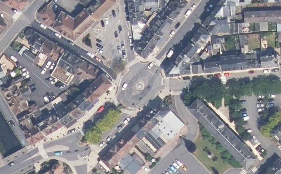 Vue aérienne du Rond-point anonyme n°161243274