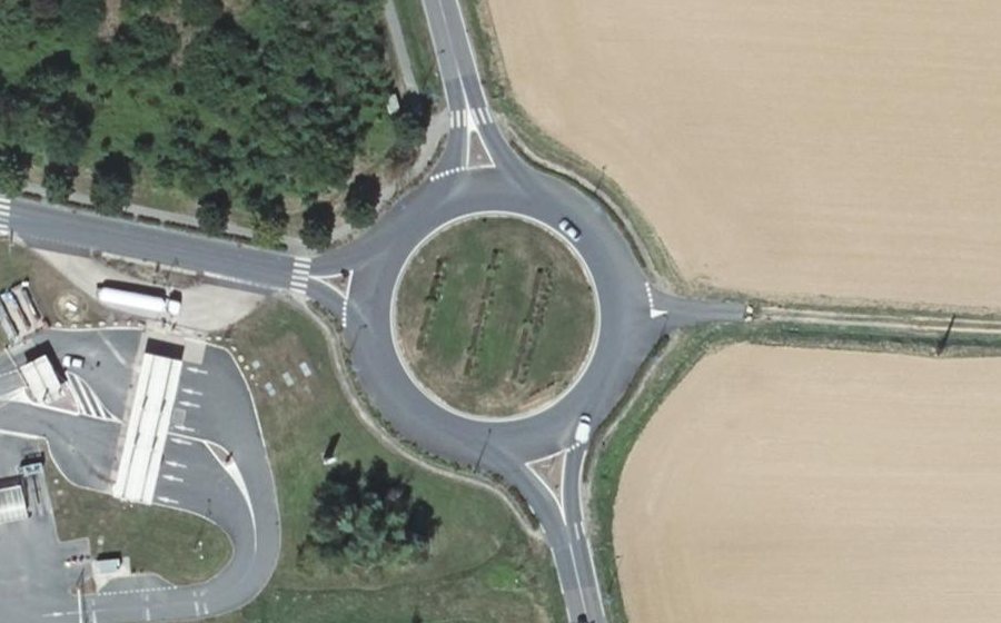 Vue aérienne du Rond-point anonyme n°161254638