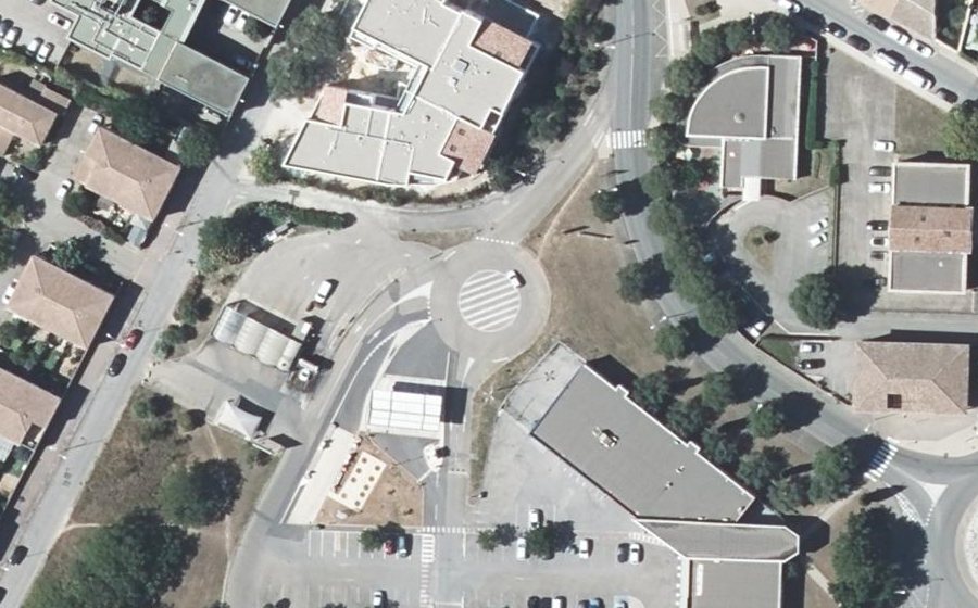 Vue aérienne du Rond-point anonyme n°161312876