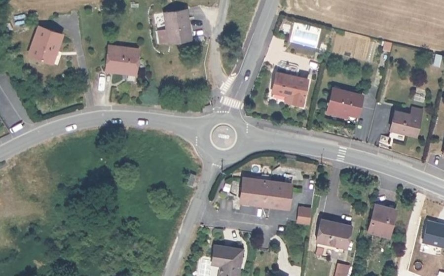 Vue aérienne du Rond-point anonyme n°161325249