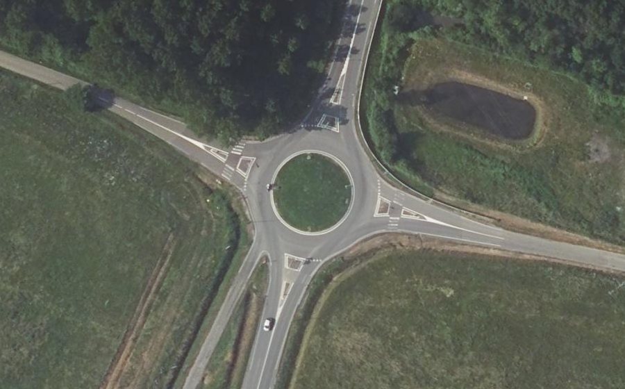 Vue aérienne du Rond-point anonyme n°161412417