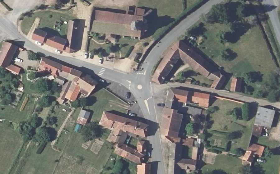 Vue aérienne du Rond-point anonyme n°161445297