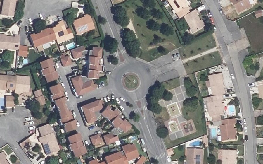 Vue aérienne du Rond-point anonyme n°161467185