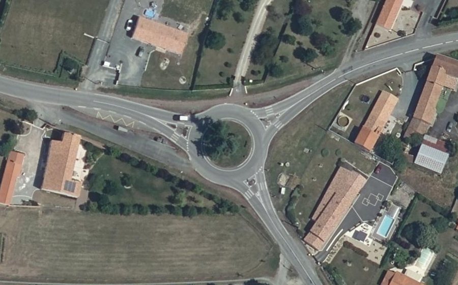 Vue aérienne du Rond-point anonyme n°161480051