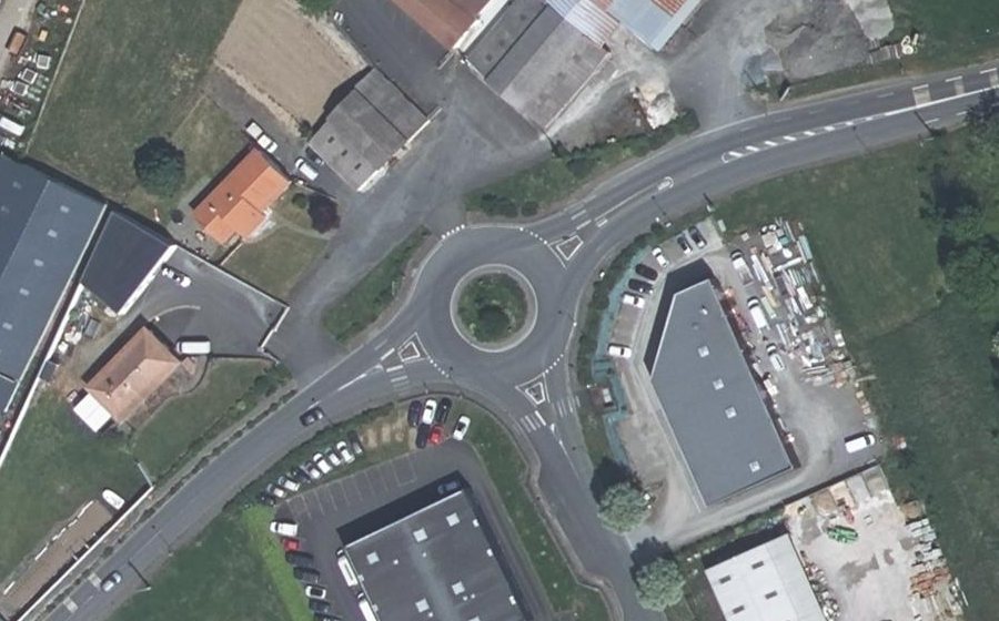 Vue aérienne du Rond-point anonyme n°161540734