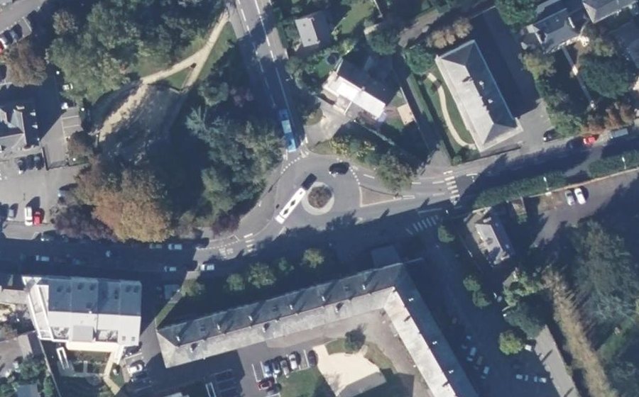 Vue aérienne du Rond-point anonyme n°161565574