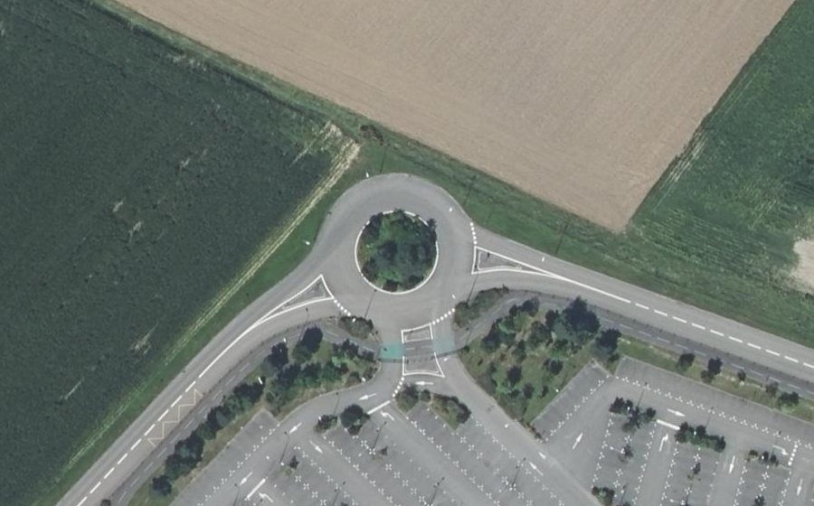 Vue aérienne du Rond-point anonyme n°161565930