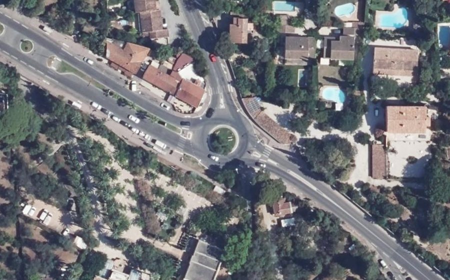 Vue aérienne du Rond-point anonyme n°161573231