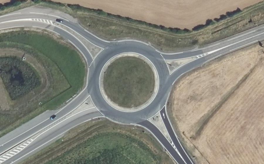 Vue aérienne du Rond-point anonyme n°161598358