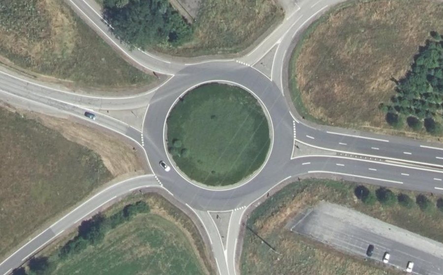 Vue aérienne du Rond-point anonyme n°161598359