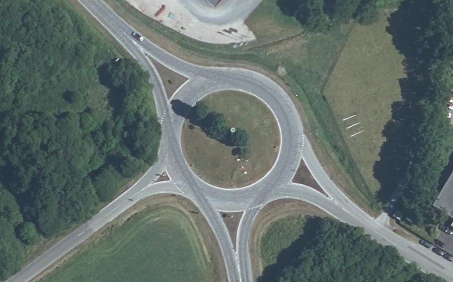 Vue aérienne du Rond-point anonyme n°161598369