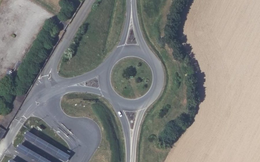 Vue aérienne du Rond-point anonyme n°161605298