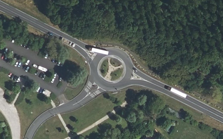 Vue aérienne du Rond-point anonyme n°161632454