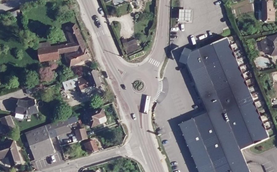 Vue aérienne du Rond-point anonyme n°161638029