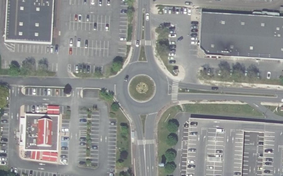 Vue aérienne du Rond-point anonyme n°161642514