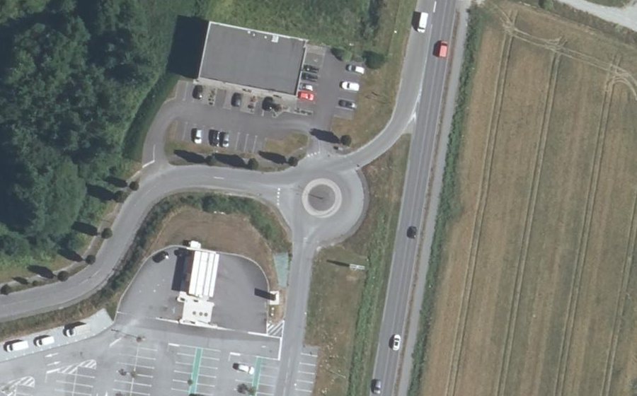Vue aérienne du Rond-point anonyme n°161648359