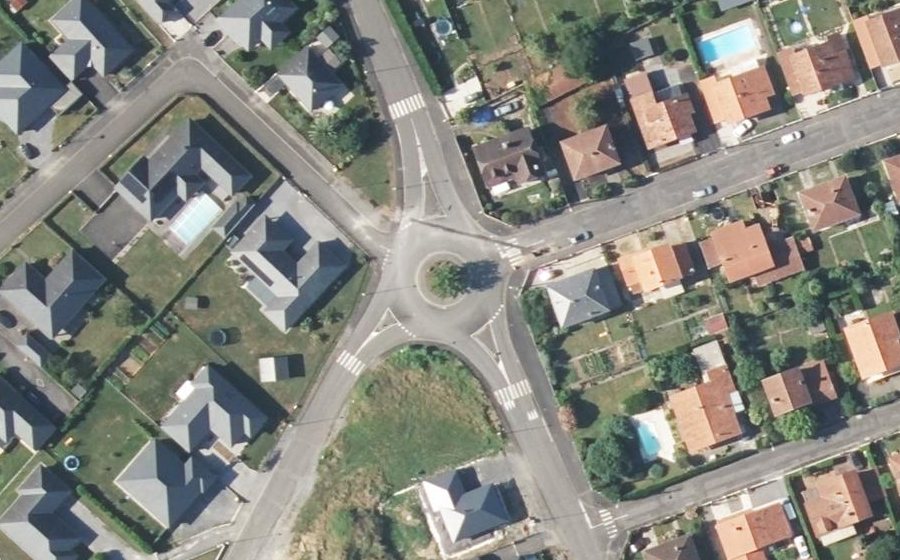 Vue aérienne du Rond-point anonyme n°161648901