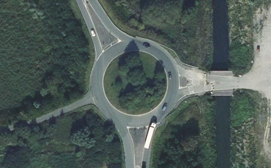 Vue aérienne du Rond-point anonyme n°161650148
