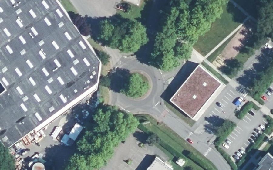 Vue aérienne du Rond-point anonyme n°161671642
